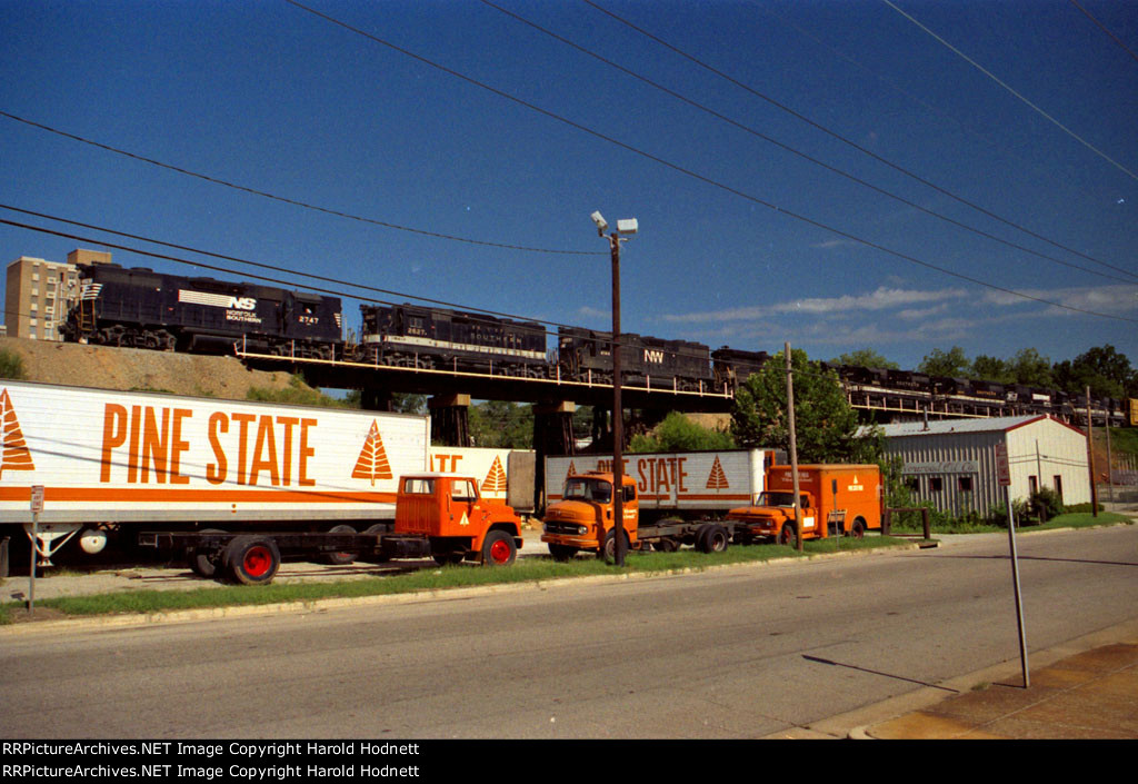 NS 2747 leads a train across Smoky Hollow